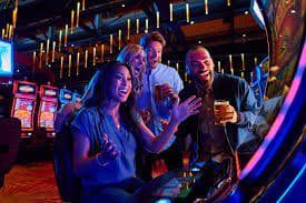 Người dùng Việt Nam chọn máy slot và đặt cược trên điện thoại qua 789win link